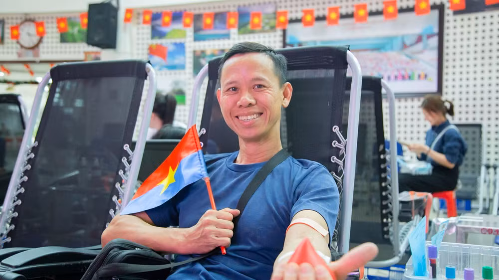 Anh Lê Duy Vĩnh trong lần hiến máu đặc biệt. (Ảnh: Viện Huyết học-Truyền máu Trung ương)