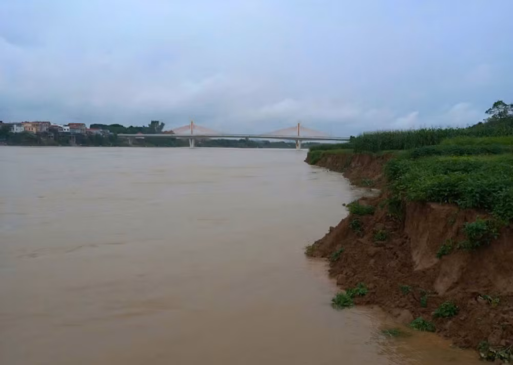Địa điểm sạt lở ngay gần cầu Vĩnh Phú.