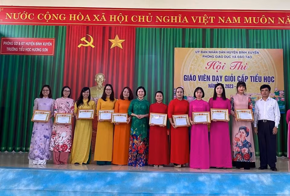 Trưởng Phòng Giáo dục-Đào tạo tặng Giấy khen cho giáo viên giỏi Trường tiểu học Hương Sơn. (Ảnh do nhà trường cung cấp) Trưởng Phòng Giáo dục-Đào tạo tặng Giấy khen cho giáo viên giỏi Trường tiểu học Hương Sơn. (Ảnh do nhà trường cung cấp)
