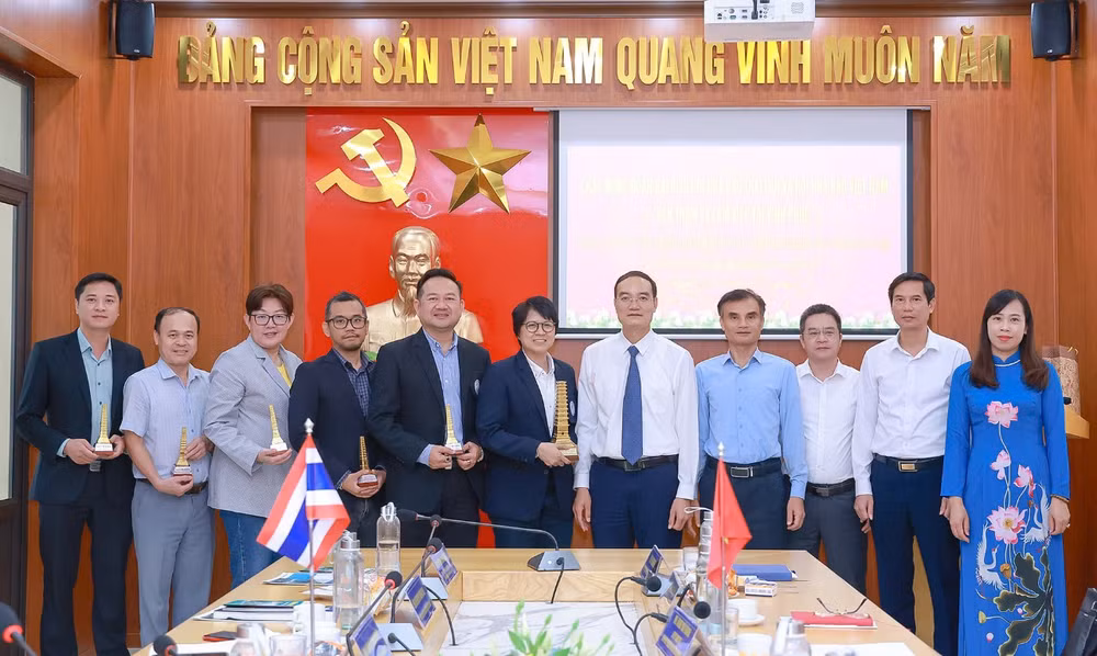 Lãnh đạo Hội Nhà báo tỉnh Vĩnh Phúc trao quà lưu niệm cho các nhà báo Thái Lan. Lãnh đạo Hội Nhà báo tỉnh Vĩnh Phúc trao quà lưu niệm cho các nhà báo Thái Lan.