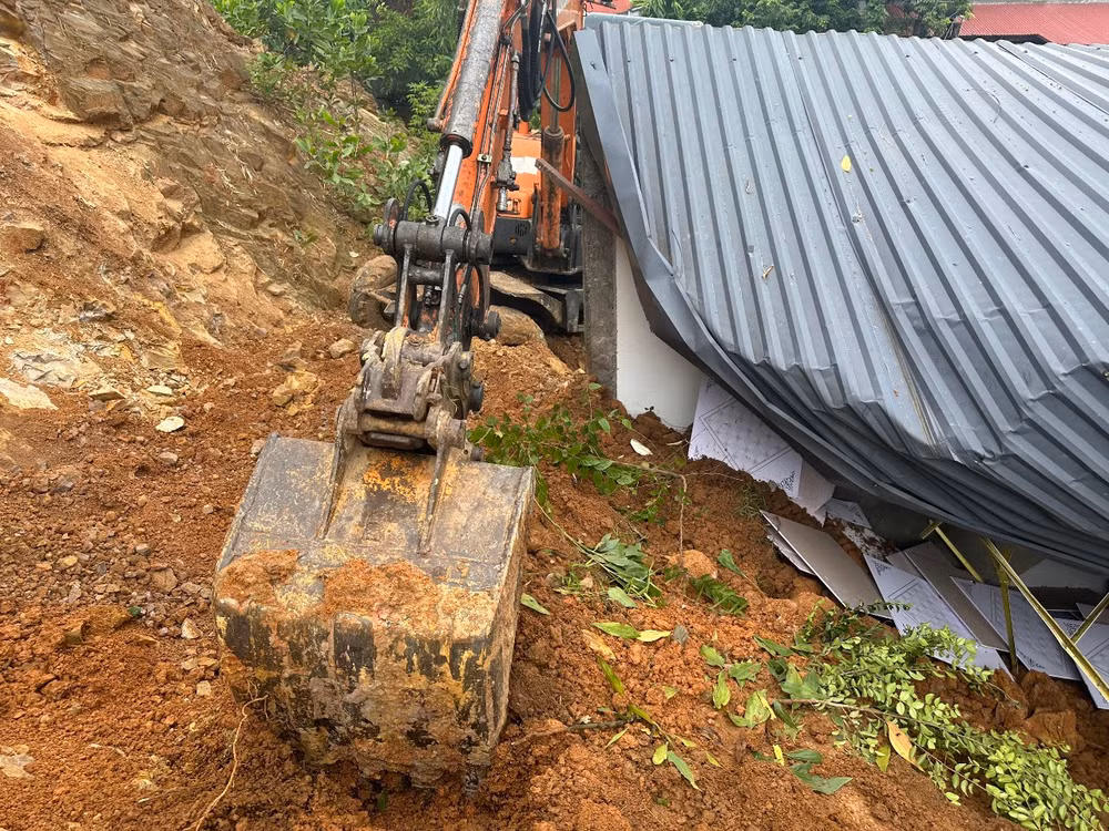 Sử dụng máy múc tìm kiếm nạn nhân. (Ảnh do người dân cung cấp) Sử dụng máy múc tìm kiếm nạn nhân. (Ảnh do người dân cung cấp)
