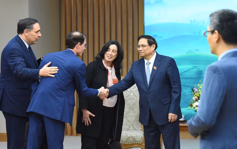 Thủ tướng Phạm Minh Chính đón các thành viên đi cùng đoàn với bà Manuela Ferro, Phó Chủ tịch phụ trách khu vực Đông Á-Thái Bình Dương của Nhóm Ngân hàng Thế giới. Thủ tướng Phạm Minh Chính đón các thành viên đi cùng đoàn với bà Manuela Ferro, Phó Chủ tịch phụ trách khu vực Đông Á-Thái Bình Dương của Nhóm Ngân hàng Thế giới.