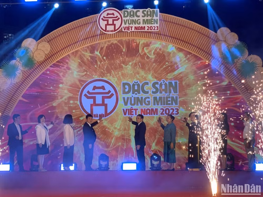 Các đại biểu ấn nút khai mạc Hội chợ Đặc sản Vùng miền Việt Nam 2023. (Ảnh: THANH TRÀ)