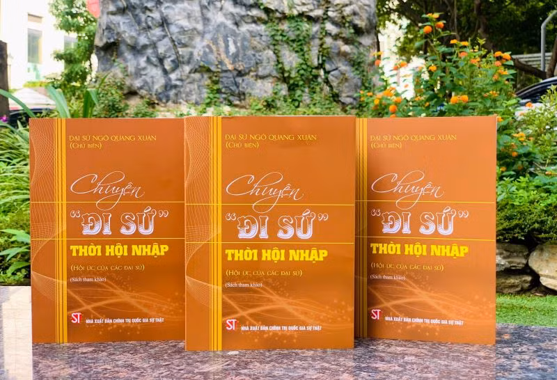 Cuốn sách “Chuyện “đi sứ” thời hội nhập” (Hồi ức của các đại sứ) vừa được Nhà xuất bản Chính trị quốc gia Sự thật ấn hành.
