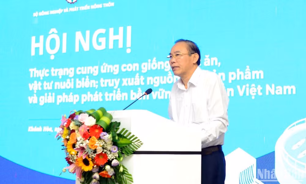 Thứ trưởng Nông nghiệp và Phát triển nông thôn Phùng Đức Tiến phát biểu tại hội nghị.