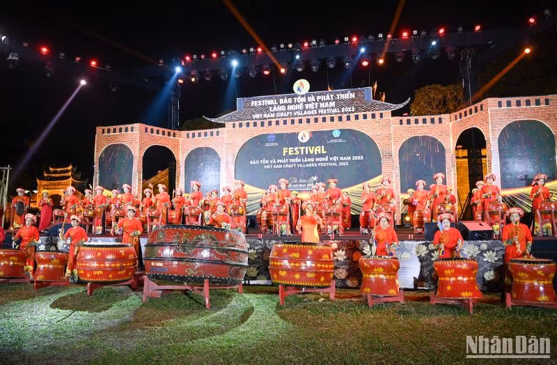 Tiết mục biểu diễn nghệ thuật tại lễ khai mạc Festival. (Ảnh: DUY LINH)
