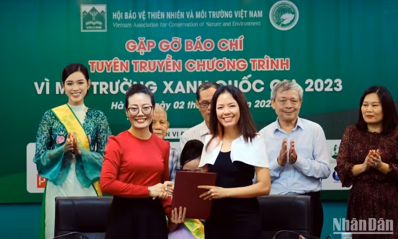 Các doanh nghiệp ký cam kết chung tay vì môi trường xanh quốc gia. Các doanh nghiệp ký cam kết chung tay vì môi trường xanh quốc gia.