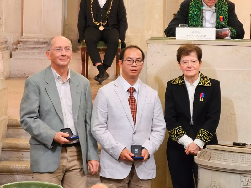 Nhà khoa học Trần Quang Hóa (giảng viên Trường Đại học Sư phạm - Đại học Huế) cùng cộng sự là Giáo sư Marc Chardin (bên trái), chuyên gia Viện Toán học Jussieu Paris Rive Gauche (Trung tâm Nghiên cứu khoa học quốc gia Pháp) - giảng viên Đại học Sorbonne (Pháp). (Ảnh: MINH DUY) Nhà khoa học Trần Quang Hóa (giảng viên Trường Đại học Sư phạm - Đại học Huế) cùng cộng sự là Giáo sư Marc Chardin (bên trái), chuyên gia Viện Toán học Jussieu Paris Rive Gauche (Trung tâm Nghiên cứu khoa học quốc gia Pháp) - giảng viên Đại học Sorbonne (Pháp). (Ảnh: MINH DUY)