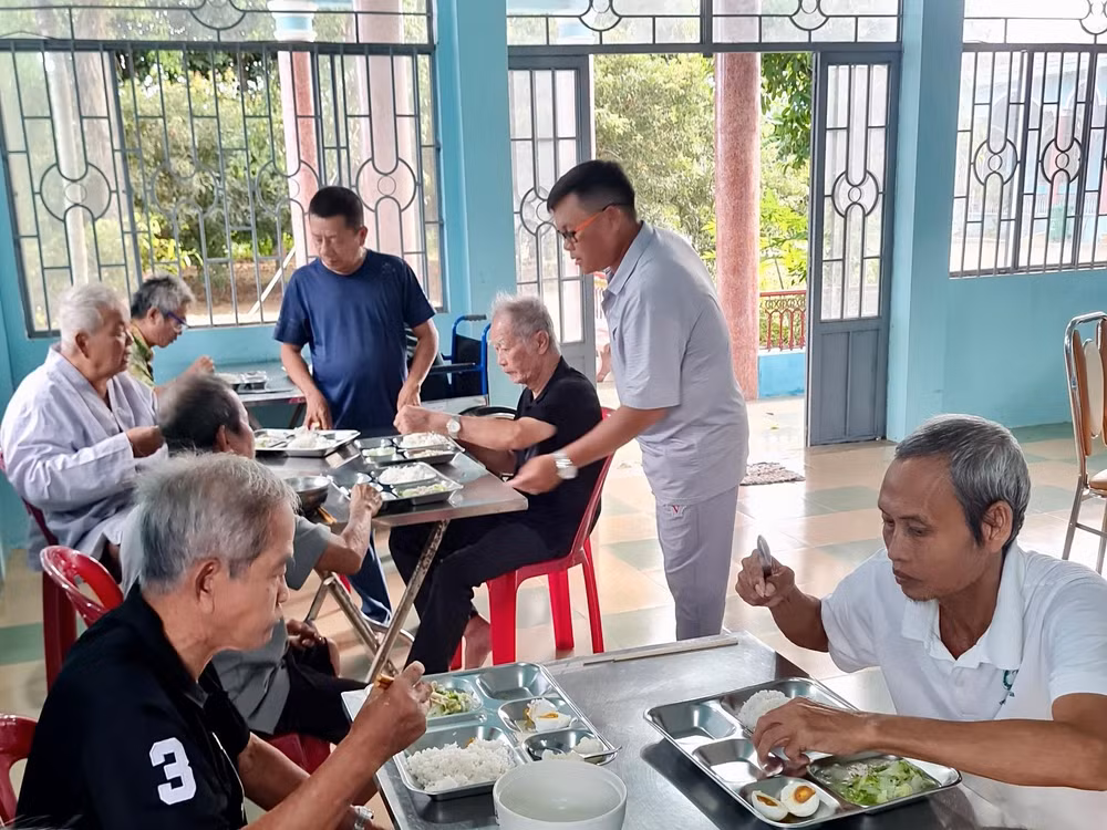 Bữa ăn tại Nhà dưỡng lão Đức Thọ (Sóc Trăng). (Ảnh: DƯƠNG GIANG)