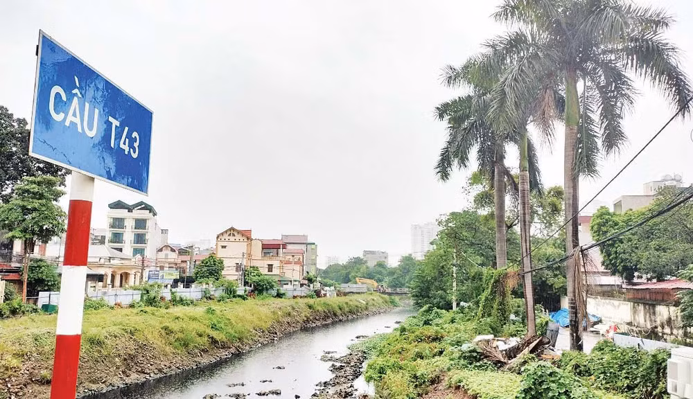 Kênh dẫn hệ thống tiêu nước phía tây TP Hà Nội, đoạn qua quận Hà Đông, chưa giải phóng được mặt bằng.