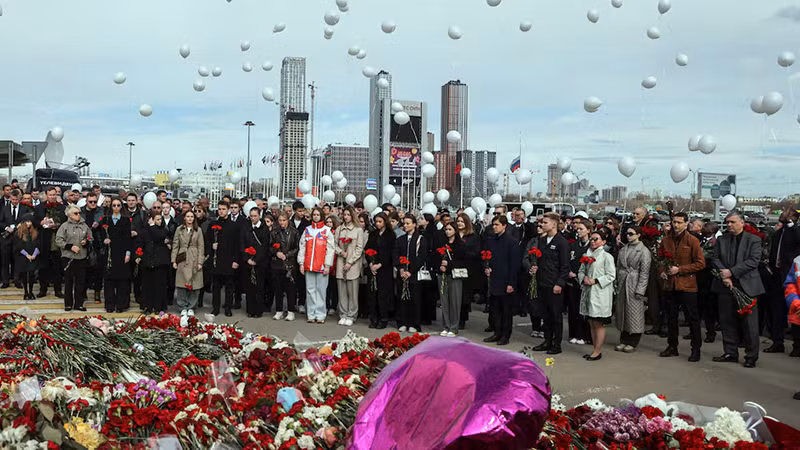 Các đại diện cơ quan ngoại giao, tổ chức quốc tế đặt hoa tưởng niệm. (Ảnh REUTERS)