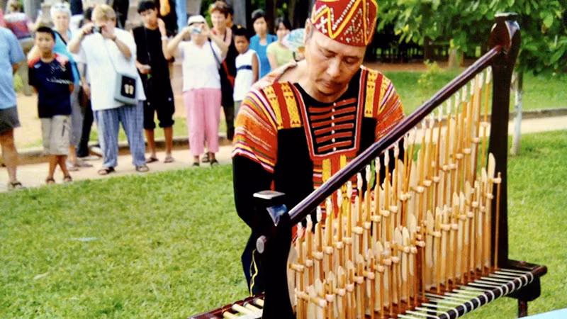 Nghệ sĩ Nhân dân Đồng Văn Minh biểu diễn đàn tre lắc tại Bảo tàng Dân tộc học Việt Nam. (Ảnh nhân vật cung cấp)