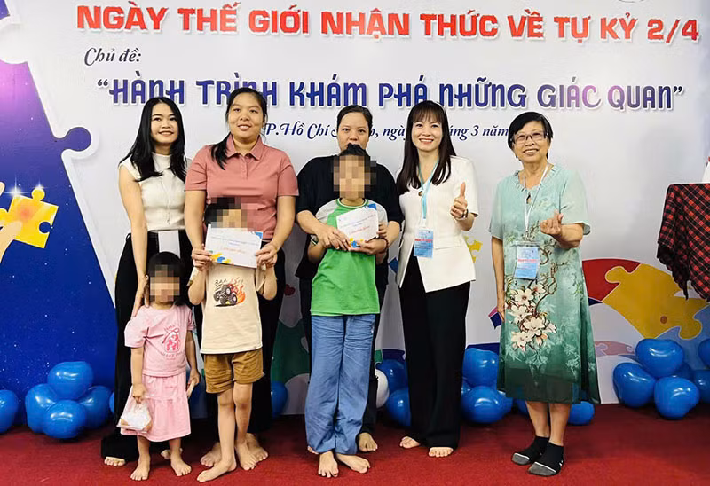 Đại diện Quỹ Bảo trợ trẻ em Việt Nam và Công ty CP Vàng bạc đá quý Phú Nhuận (PNJ) tặng quà cho trẻ em tại chương trình. (Ảnh: NFVC) Đại diện Quỹ Bảo trợ trẻ em Việt Nam và Công ty CP Vàng bạc đá quý Phú Nhuận (PNJ) tặng quà cho trẻ em tại chương trình. (Ảnh: NFVC)