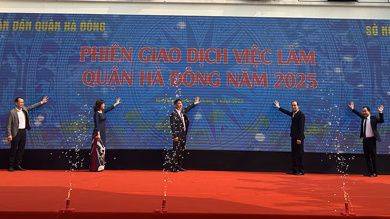 Khai mạc Phiên giao dịch việc làm Quận Hà Đông. (Ảnh: THU DUYÊN) 