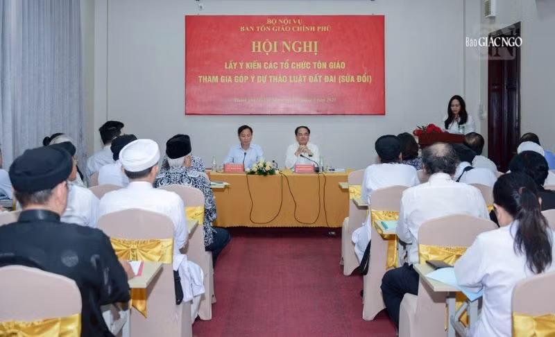 Thứ trưởng Bộ Nội vụ Vũ Chiến Thắng (bên phải) chủ trì “Hội nghị lấy ý kiến các tổ chức tôn giáo tham gia góp ý dự thảo Luật Đất đai (sửa đổi)”.