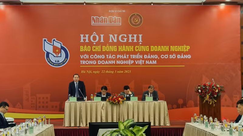 Đồng chí Hồ Xuân Trường, Phó Bí thư Đảng ủy Khối Doanh nghiệp Trung ương giải đáp một số câu hỏi của cơ quan báo chí. Đồng chí Hồ Xuân Trường, Phó Bí thư Đảng ủy Khối Doanh nghiệp Trung ương giải đáp một số câu hỏi của cơ quan báo chí.