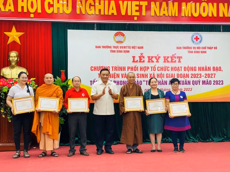 Trao thưởng cho các tổ chức và các nhân đã có thành tích xuất sắc trong công tác Hội và phong trào Chữ thập đỏ năm 2022 tại tỉnh Bình Định. Trao thưởng cho các tổ chức và các nhân đã có thành tích xuất sắc trong công tác Hội và phong trào Chữ thập đỏ năm 2022 tại tỉnh Bình Định.
