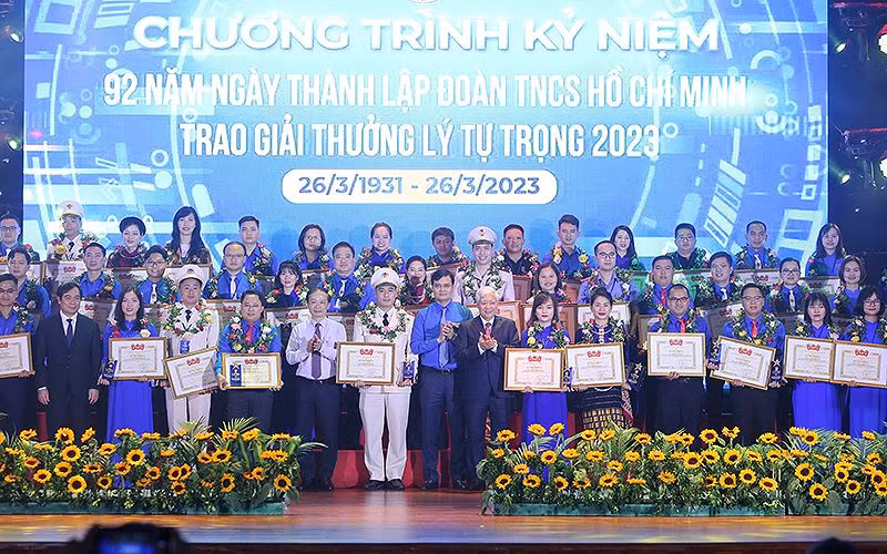 Các đồng chí lãnh đạo Đảng, Nhà nước, các bộ, ban, ngành, đoàn thể cùng những cán bộ Đoàn xuất sắc nhận Giải thưởng Lý Tự Trọng năm 2023.