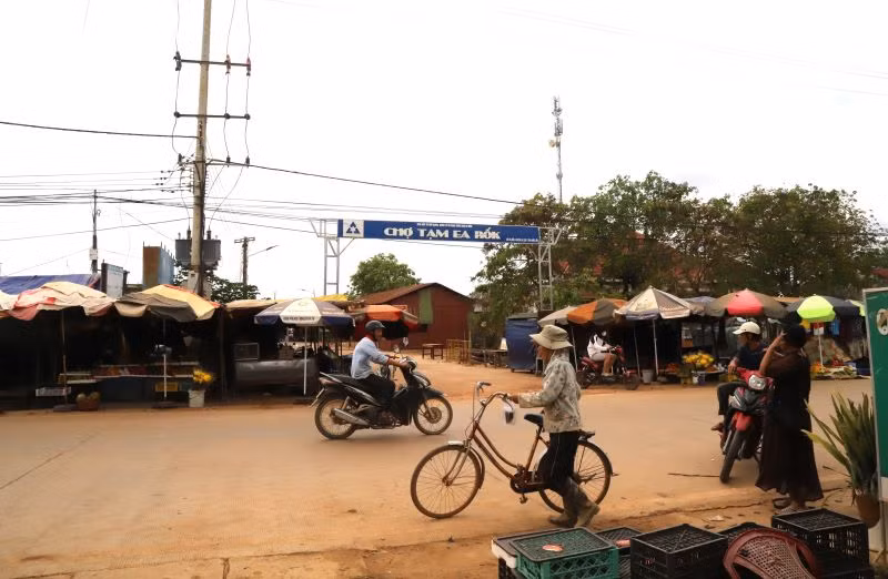 Dự án Trung tâm cụm xã Ea Rốk-Ea Lê, huyện Ea Súp được triển khai xây dựng từ năm 1999 nhưng đến nay vẫn chỉ là chợ tạm.