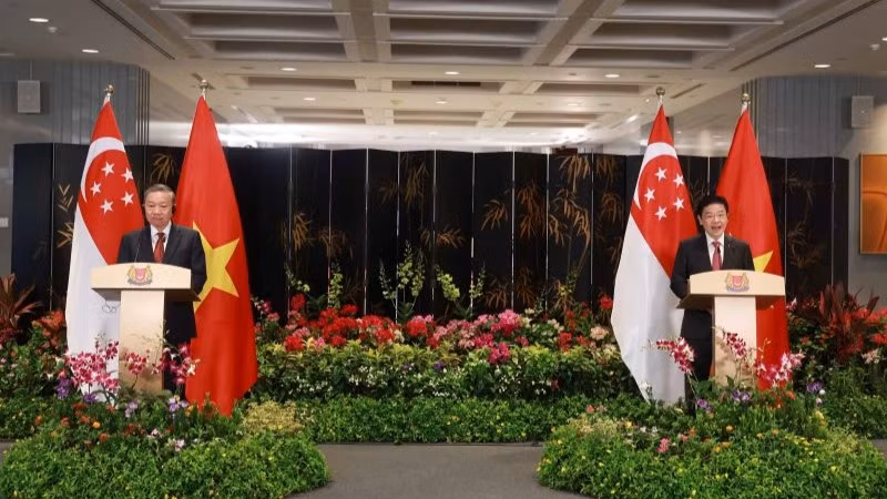 Tổng Bí thư Tô Lâm và Thủ tướng Singapore Lawrence Wong phát biểu với báo chí. (Ảnh: TTXVN)