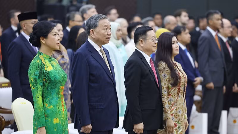 Tổng Bí thư Tô Lâm và Phu nhân cùng Tổng Thư ký ASEAN Kao Kim Hourn và Phu nhân thực hiện nghi thức chào cờ ASEAN. (Ảnh: Thống Nhất/TTXVN)