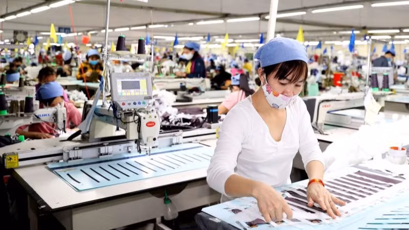 Hoạt động sản xuất tại Công ty cổ phần may Tiên Hưng, tỉnh Hưng Yên.