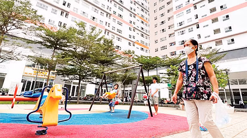 Người dân sinh hoạt tại công viên của khu chung cư trên địa bàn thành phố Thủ Đức.