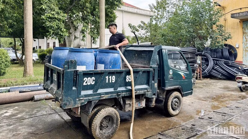 Thái Nguyên cấp nước trở lại cho người dân vùng lũ. Thái Nguyên cấp nước trở lại cho người dân vùng lũ.