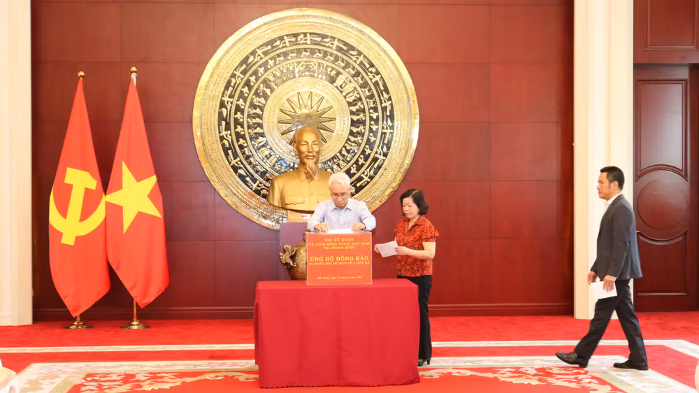 Đại sứ Phạm Sao Mai và Phu nhân quyên góp ủng hộ đồng bào bị thiệt hại do bão số 3.