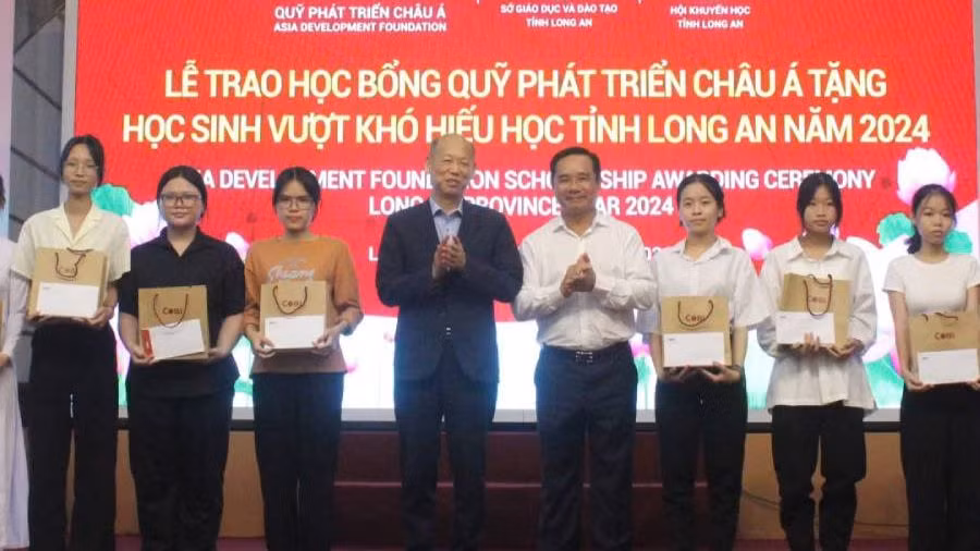 Bí thư Tỉnh ủy Long An Nguyễn Văn Được, Chủ tịch Tập đoàn COBI, Chủ tịch Quỹ Phát triển Châu Á (ADF) Kim Joon IL trao học bổng cho học sinh, sinh viên vượt khó hiếu học tỉnh Long An.