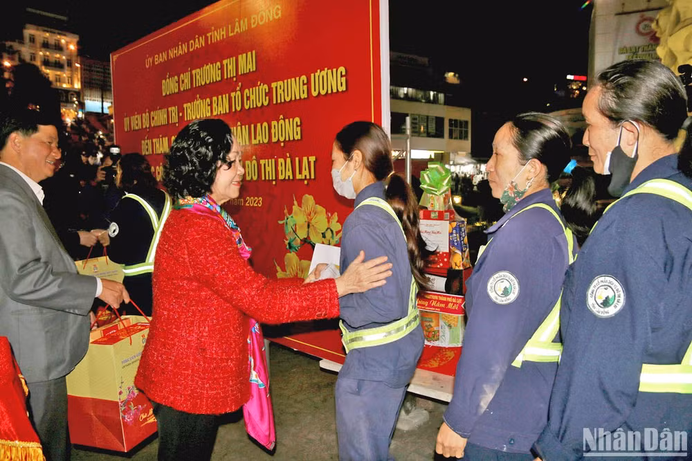 Đồng chí Trương Thị Mai và đồng chí Trần Đức Quận trao quà Tết tặng công nhân vệ sinh đô thị Đà Lạt trong đêm giao thừa. Đồng chí Trương Thị Mai và đồng chí Trần Đức Quận trao quà Tết tặng công nhân vệ sinh đô thị Đà Lạt trong đêm giao thừa.