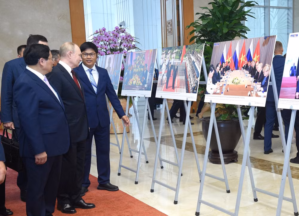 Thủ tướng Phạm Minh Chính giới thiệu với Tổng thống Liên bang Nga Vladimir Putin về hình ảnh hợp tác giữa Việt Nam và Liên bang Nga.