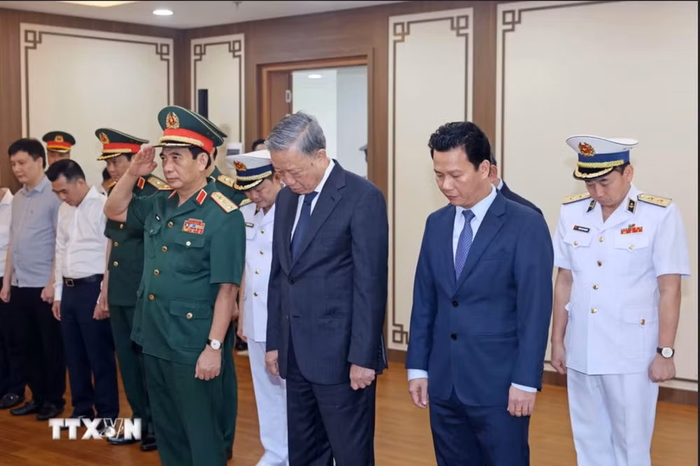 Chủ tịch nước Tô Lâm tưởng niệm Chủ tịch Hồ Chí Minh, Đại tướng Võ Nguyên Giáp và các Anh hùng liệt sĩ của Quân chủng Hải quân. Ảnh: TTXVN. Chủ tịch nước Tô Lâm tưởng niệm Chủ tịch Hồ Chí Minh, Đại tướng Võ Nguyên Giáp và các Anh hùng liệt sĩ của Quân chủng Hải quân. Ảnh: TTXVN.