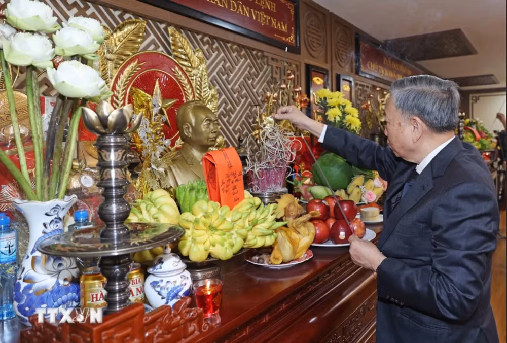 Chủ tịch nước Tô Lâm dâng hương tưởng niệm Đại tướng Võ Nguyên Giáp. Ảnh: TTXVN. Chủ tịch nước Tô Lâm dâng hương tưởng niệm Đại tướng Võ Nguyên Giáp. Ảnh: TTXVN.