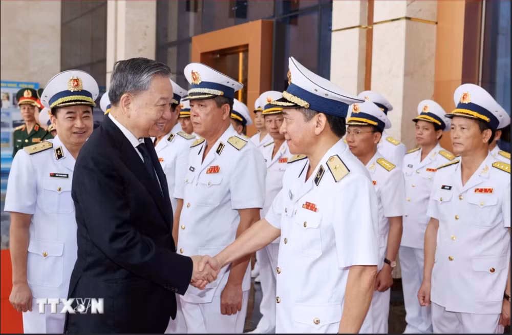 Chủ tịch nước Tô Lâm với lãnh đạo Bộ Tư lệnh Quân chủng Hải quân. Ảnh: TTXVN. Chủ tịch nước Tô Lâm với lãnh đạo Bộ Tư lệnh Quân chủng Hải quân. Ảnh: TTXVN.