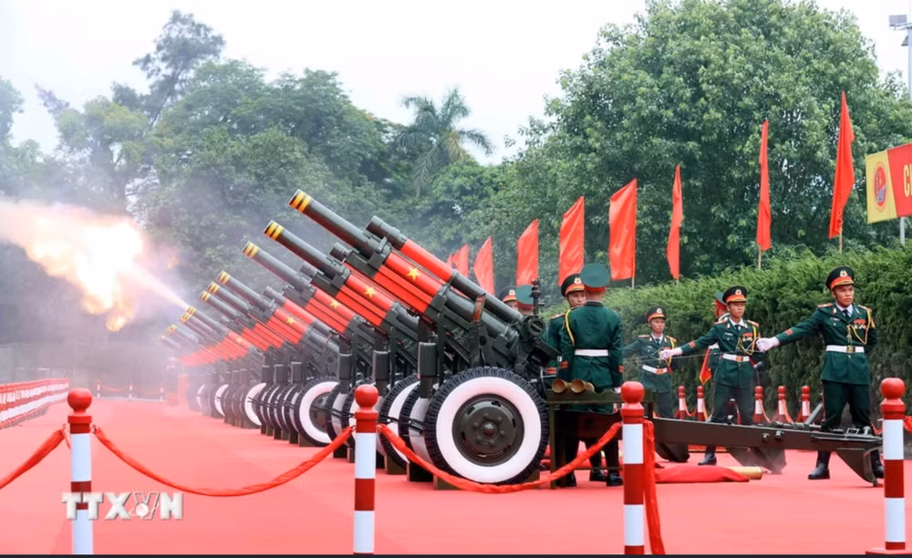 Nghi thức bắn 21 loạt đại bác chào mừng Tổng thống Liên bang Nga Vladimir Putin thăm cấp Nhà nước tới Việt Nam. (Ảnh: TTXVN) Nghi thức bắn 21 loạt đại bác chào mừng Tổng thống Liên bang Nga Vladimir Putin thăm cấp Nhà nước tới Việt Nam. (Ảnh: TTXVN)