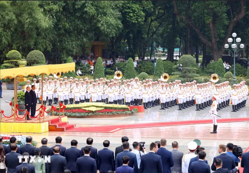 Chủ tịch nước Tô Lâm và Tổng thống Liên bang Nga Vladimir Putin tại lễ đón. (Ảnh: TTXVN) Chủ tịch nước Tô Lâm và Tổng thống Liên bang Nga Vladimir Putin tại lễ đón. (Ảnh: TTXVN)