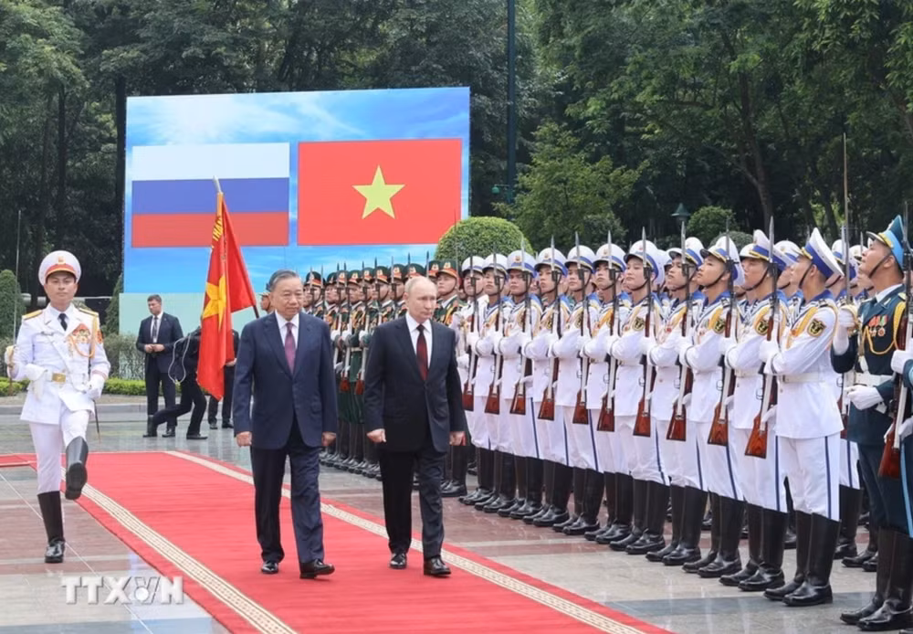 Chủ tịch nước Tô Lâm và Tổng thống Liên bang Nga Vladimir Putin duyệt Đội danh dự Quân đội nhân dân Việt Nam. (Ảnh: TTXVN) Chủ tịch nước Tô Lâm và Tổng thống Liên bang Nga Vladimir Putin duyệt Đội danh dự Quân đội nhân dân Việt Nam. (Ảnh: TTXVN)