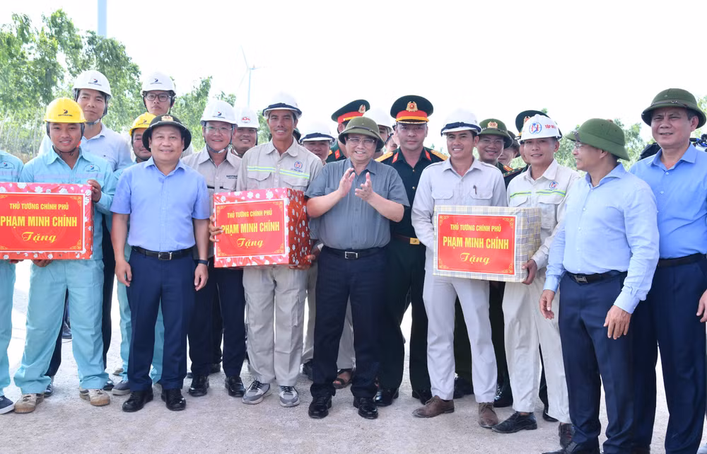 Thủ tướng Phạm Minh Chính tặng quà động viên các đơn vị thi công Đường ven biển và cầu Nhật Lệ 3.