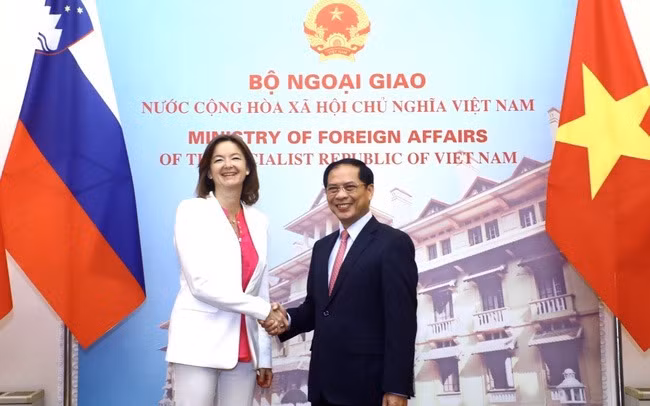 Bộ trưởng Ngoại giao Bùi Thanh Sơn đón Phó Thủ tướng, Bộ trưởng Ngoại giao và Các vấn đề châu Âu Cộng hòa Slovenia Tanja Fajon. Ảnh: TTXVN