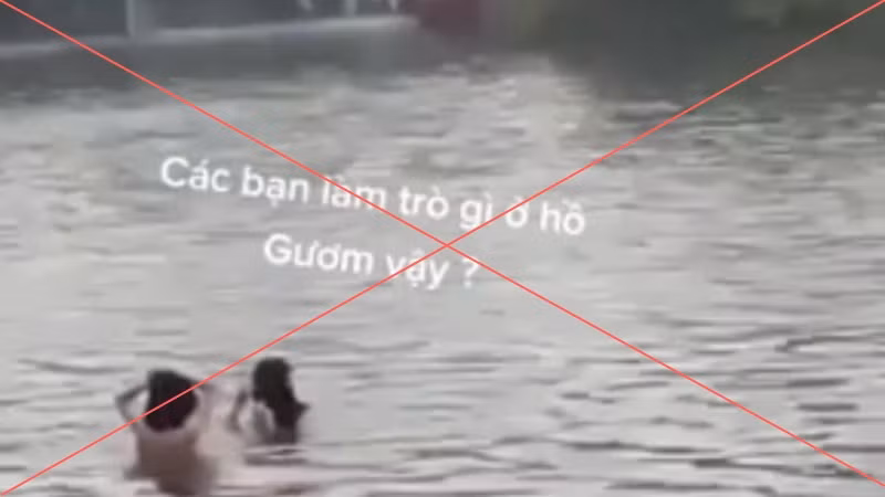 Hình ảnh hai cô gái "tắm tiên" ở hồ Gươm xuất hiện trên mạng xã hội chiều 16/5. (Ảnh internet)