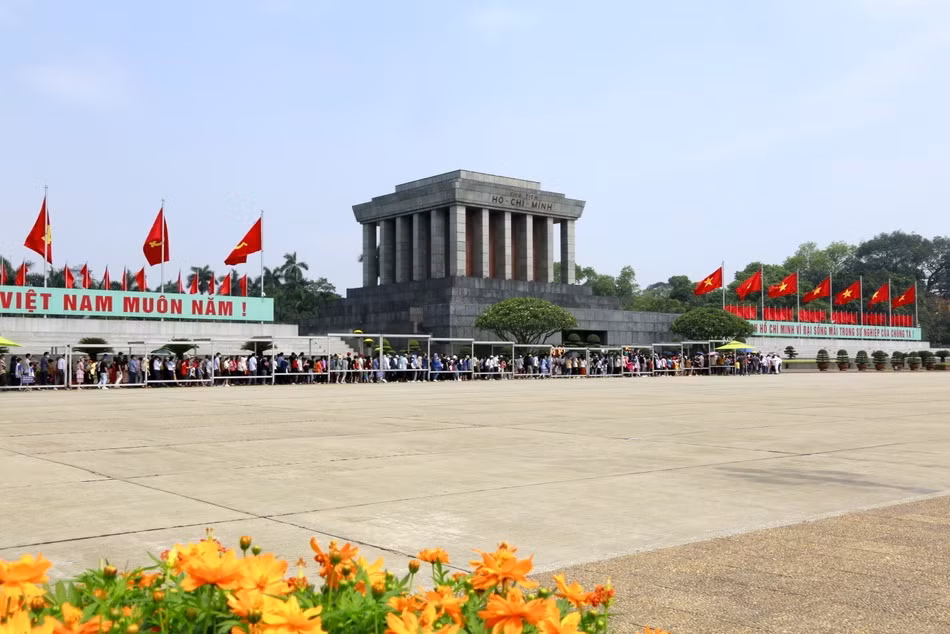 Lăng Bác luôn là nơi mọi trái tim Việt tìm về khi đến với Thủ đô Hà Nội. Lăng Bác luôn là nơi mọi trái tim Việt tìm về khi đến với Thủ đô Hà Nội.