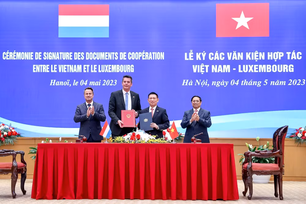 Thủ tướng Chính phủ Phạm Minh Chính và Thủ tướng Xavier Bettel chứng kiến lễ ký các văn kiện hợp tác trong lĩnh vực tài chính.