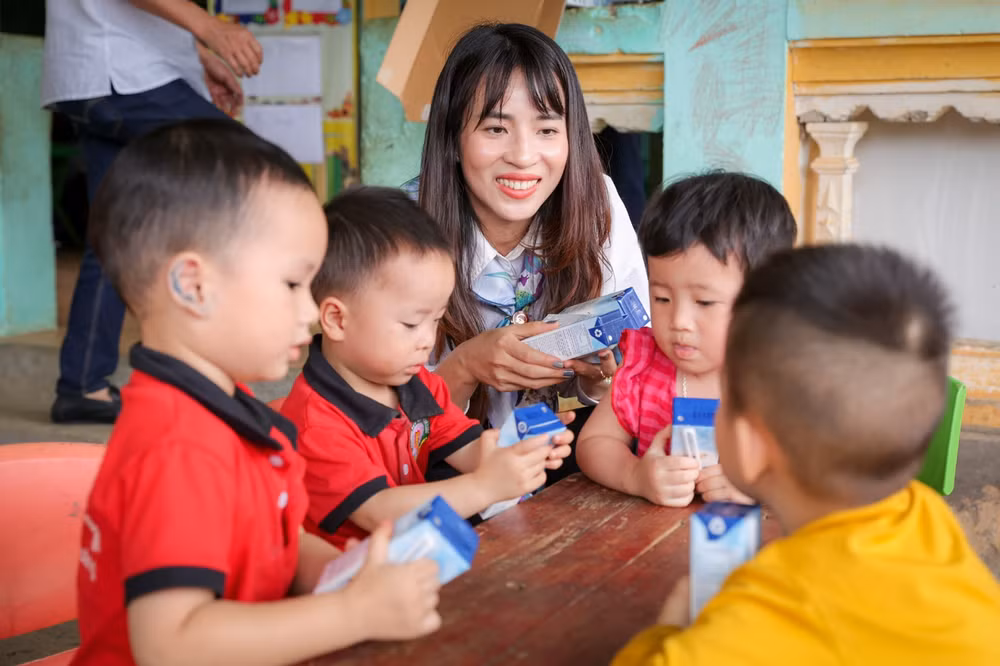 1.968 ly sữa TH true MILK đã được trao tặng cho các em học sinh trong lễ khánh thành tại các trường. 1.968 ly sữa TH true MILK đã được trao tặng cho các em học sinh trong lễ khánh thành tại các trường.