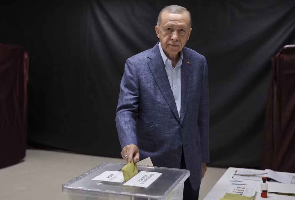 Đương kim Tổng thống Thổ Nhĩ Kỳ Tayyip Erdogan bỏ phiếu bầu Tổng thống và Quốc hội. (Ảnh: AFP/TTXVN)