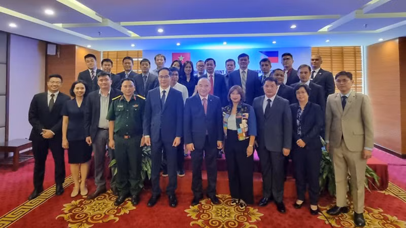 Các đại biểu tham dự cuộc họp.