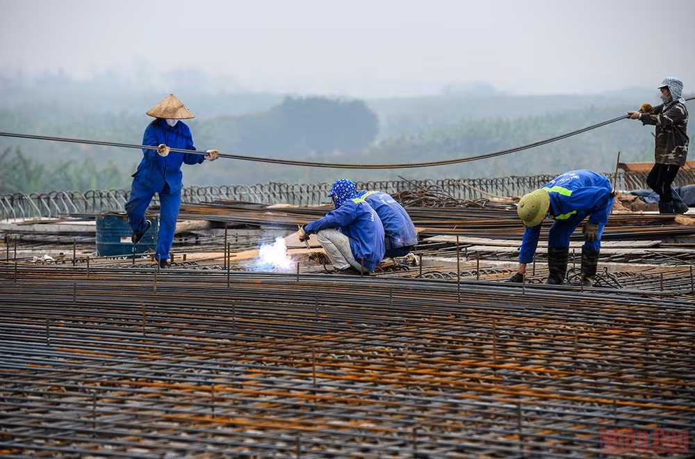 Công nhân làm việc tại một công trường thi công. Ảnh: THÀNH ĐẠT