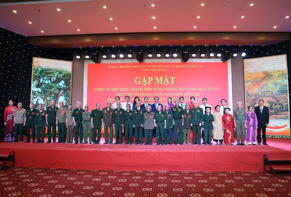 Lãnh đạo tỉnh Tuyên Quang chụp ảnh lưu niệm với các chiến sĩ Điện Biên, thanh niên xung phong, dân công hỏa tuyến trực tiếp tham gia chiến dịch Điện Biên Phủ.