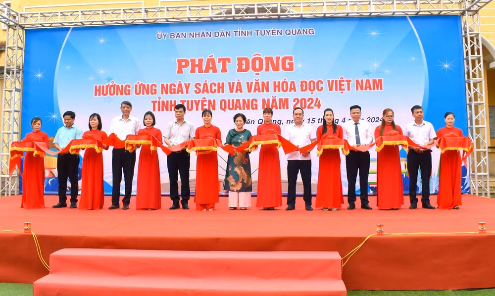 Các đại biểu cắt băng khai mạc Ngày Sách và Văn hóa đọc Việt Nam tỉnh Tuyên Quang năm 2024.