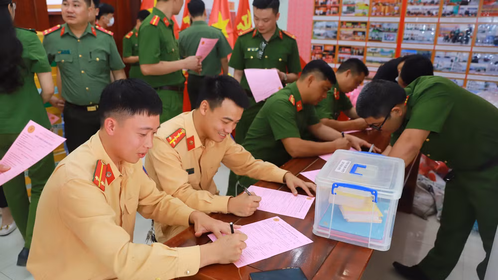Công an tỉnh Tuyên Quang tham gia hiến máu tình nguyện ảnh 1 Công an tỉnh Tuyên Quang tham gia hiến máu tình nguyện ảnh 1